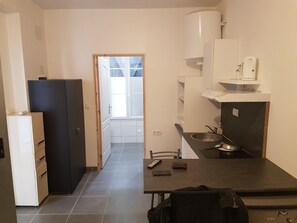 Refrigerador, microondas, parrilla de estufa y cafetera y tetera 