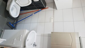 A bathroom with a toilet, bidet, and a sink. - new studio - TARBES (Tarbes)