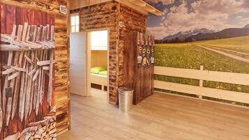 Twin kamer, gemeenschappelijke badkamer (Schlummerhütte) | Een bureau, geluiddichte muren, gratis wifi, beddengoed