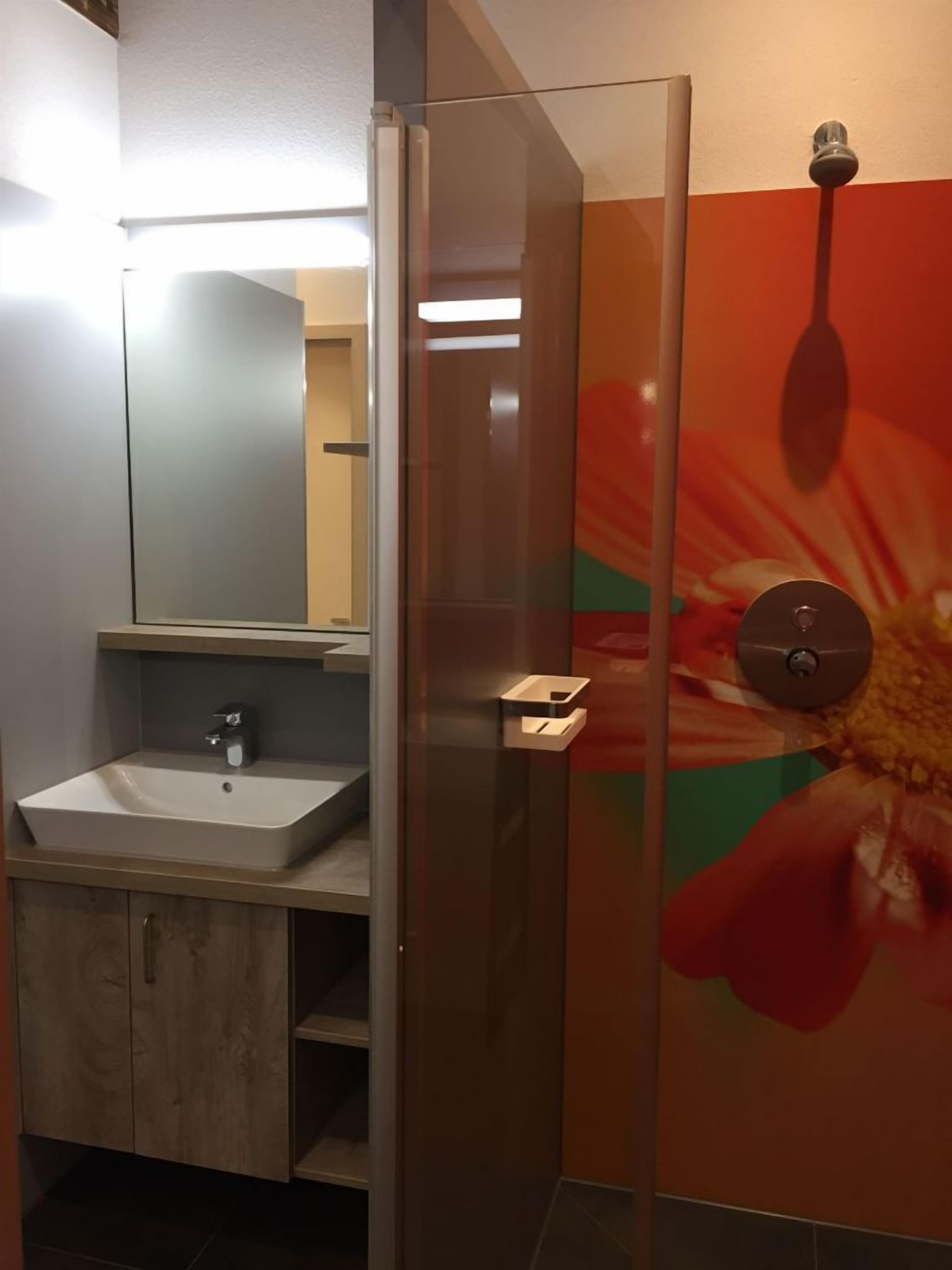 twin room, shared bathroom (schlummerhütte) | bathroom | shower, hair dryer, towels