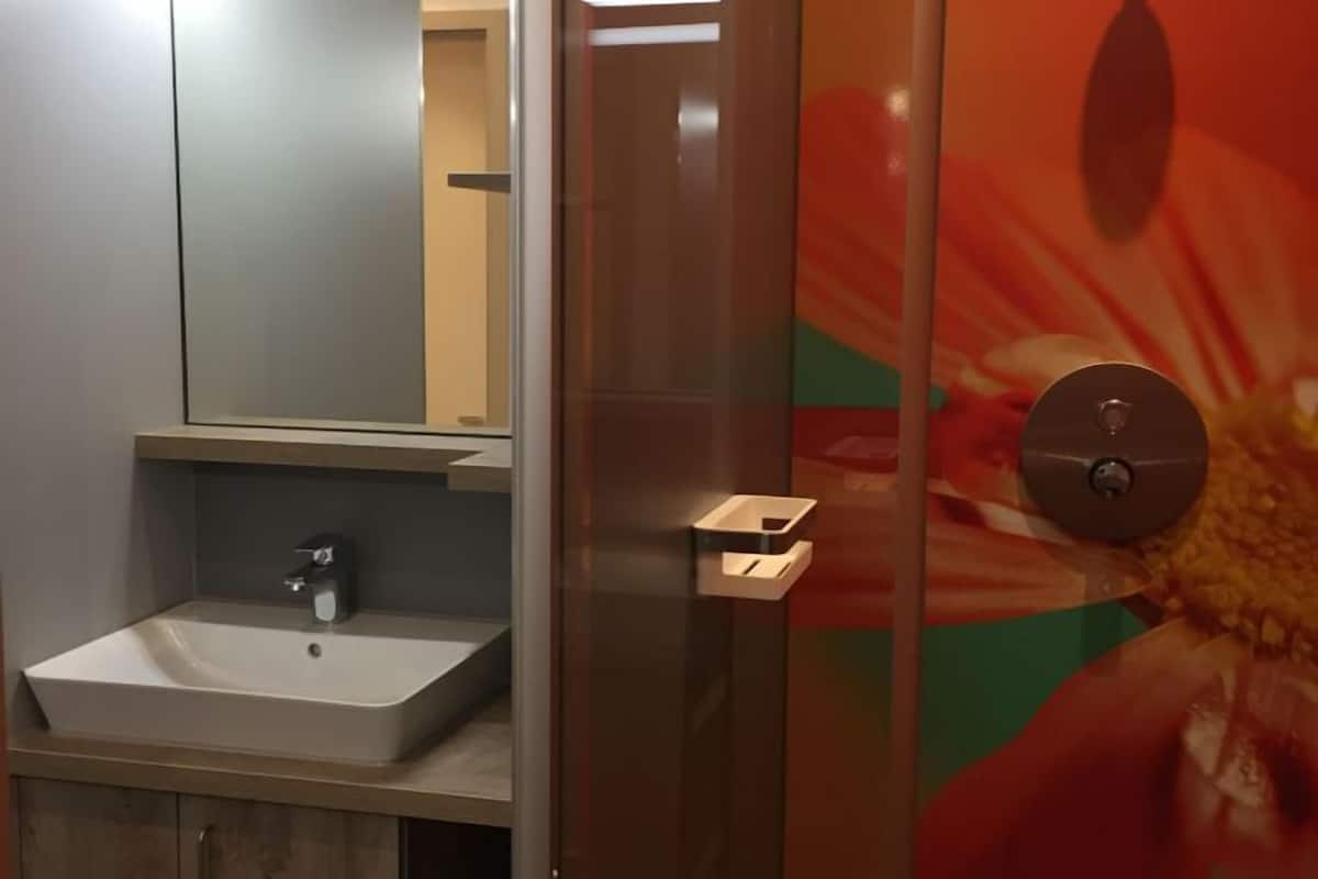 twin room, shared bathroom (schlummerhütte) | bathroom | shower, hair dryer, towels