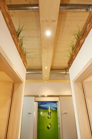 Zweibettzimmer, Gemeinschaftsbad (Schlummerhütte) | Badezimmer | Dusche, Haartrockner, Handtücher