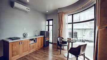 Cookware/dishes/utensils