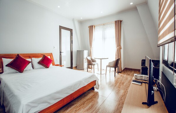 Desk, soundproofing, free WiFi, bed sheets