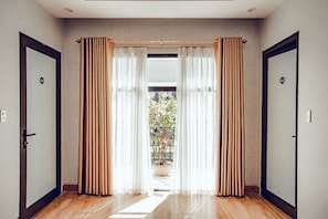 Deluxe Suite, River View | Meja, kalis bunyi, Wi-fi percuma, cadar katil