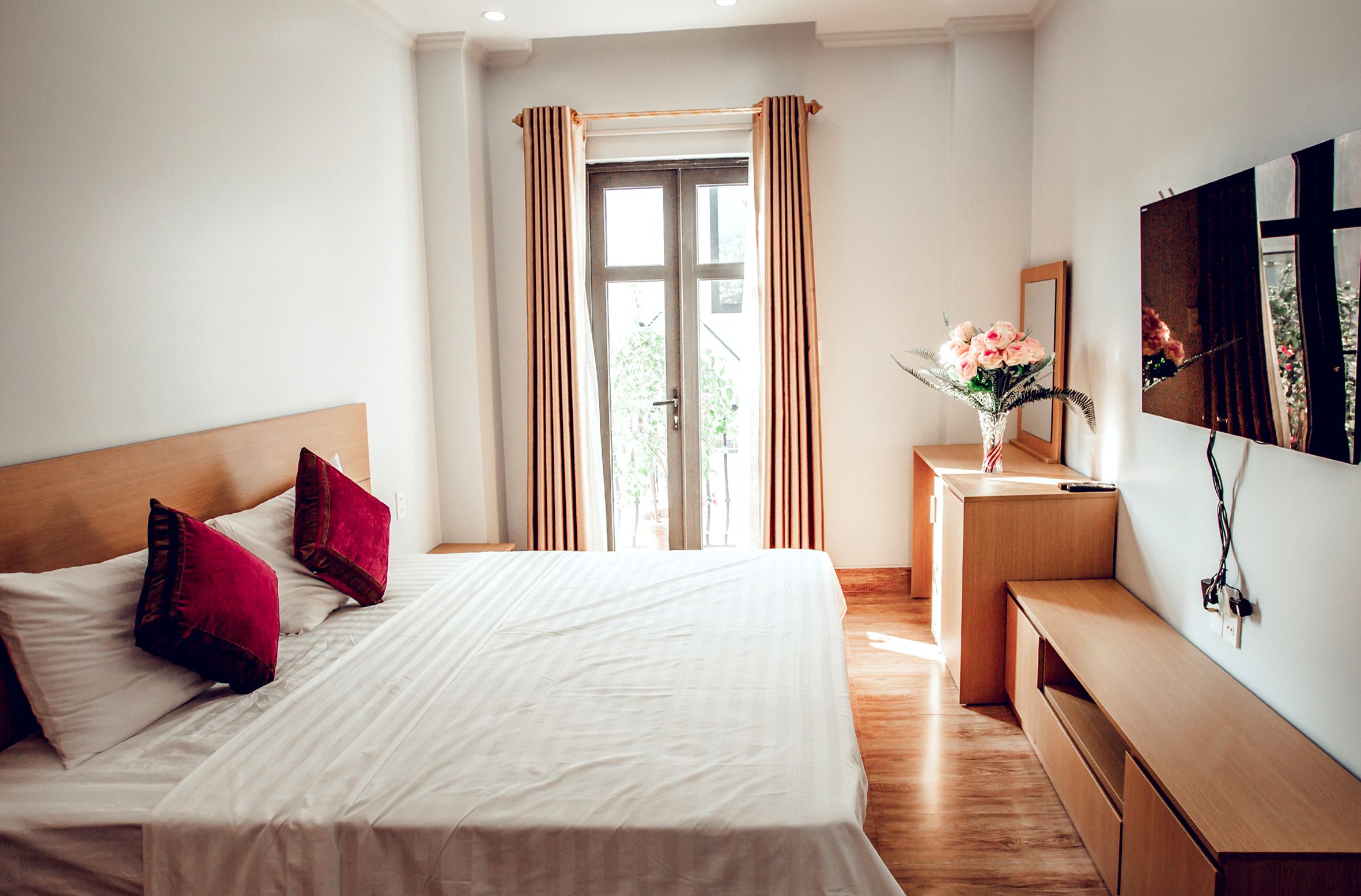 Desk, soundproofing, WiFi (free), bed sheets