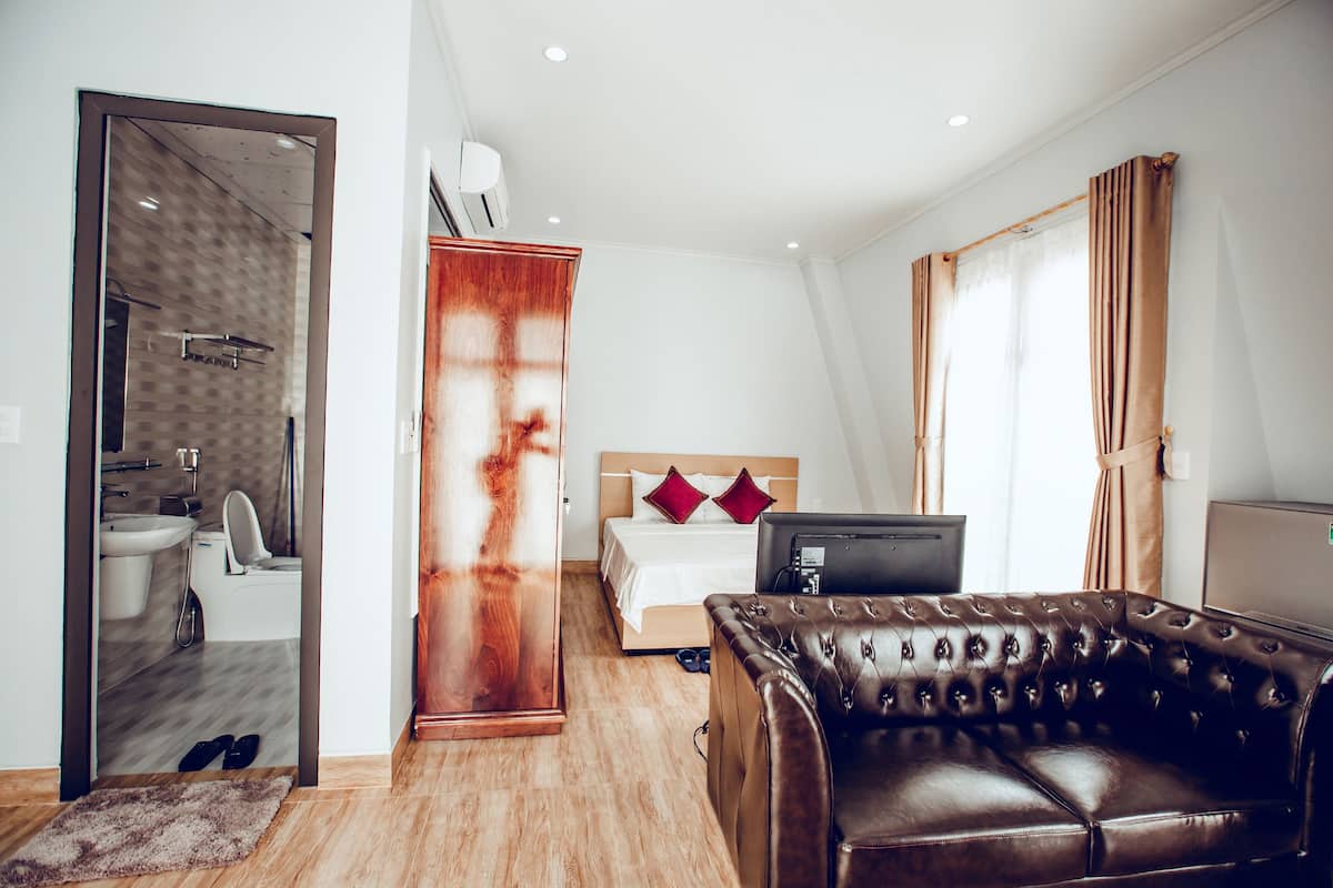 Desk, soundproofing, WiFi (free), bed sheets