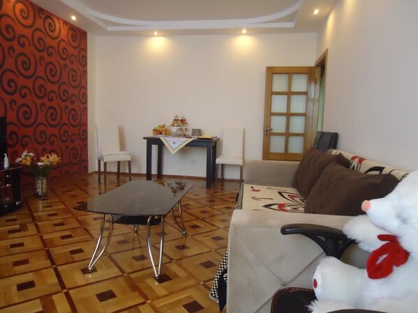 Classic-Apartment, 1 Doppelbett und Schlafsofa, Stadtblick | Wohnzimmer | Plasmafernseher