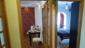 Departamento clásico, 1 cama matrimonial y sofá cama, vista a la ciudad | Área de sala de estar