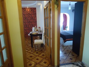 Classic-Apartment, 1 Doppelbett und Schlafsofa, Stadtblick | Wohnbereich | Plasmafernseher