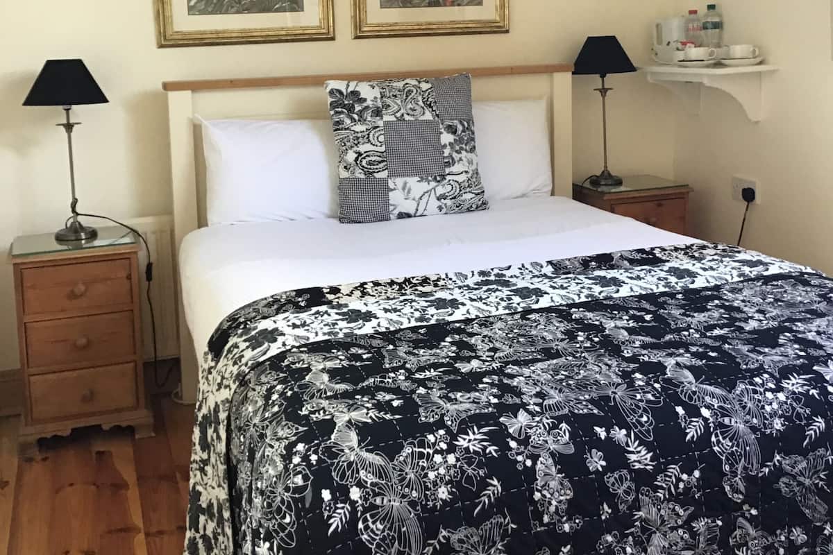 Single Room | Laptop workspace, blackout drapes, iron/ironing board, WiFi (free)