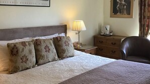 Doppelzimmer | Laptopgeeigneter Arbeitsplatz, Verdunkelungsvorhänge
