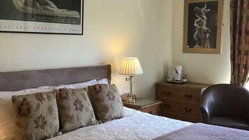 Kamar Double | Didekorasi berbeda-beda dan dilengkapi dengan perabotan berbeda-beda