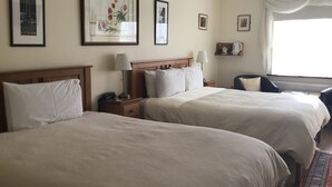 Zweibettzimmer | Laptopgeeigneter Arbeitsplatz, Verdunkelungsvorhänge