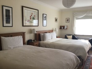 Twin Room | Individually decorated, individually furnished, laptop workspace - Ballyvaughan Lodge (Ballyvaughan)