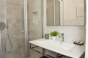 Deluxe Double Room, Balcony | Bathroom | Shower, rainfall showerhead, bidet, towels - Casa Beccherie (Lazise)