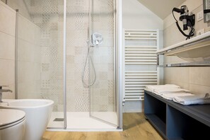 Standard Double Room | Bathroom | Shower, rainfall showerhead, bidet, towels - Casa Beccherie (Lazise)