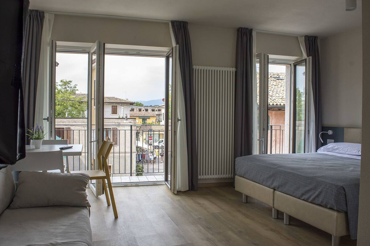 Deluxe Double Room, Balcony | In-room safe, desk, soundproofing, WiFi (free)