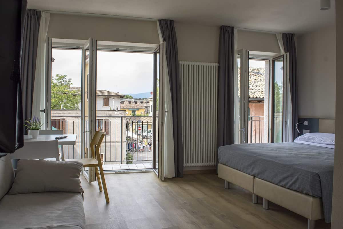 Habitación Deluxe doble, balcón | Caja fuerte, escritorio, sistema de insonorización y wifi gratis