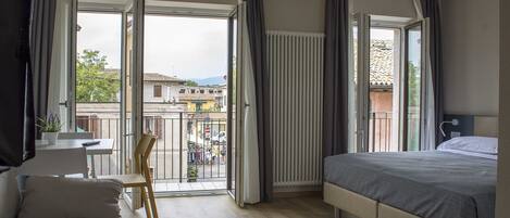 Habitación doble Deluxe, balcón | Caja de seguridad en la habitación, escritorio y insonorización