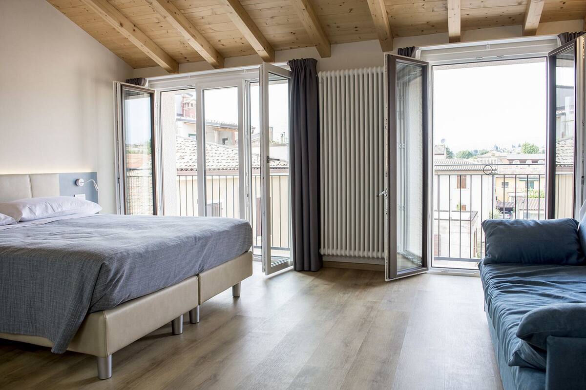 Superior Double Room | In-room safe, desk, soundproofing, WiFi (free)