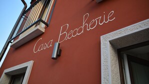 A building facade with a sign reading "Casa Becherie". - Casa Beccherie (Lazise)
