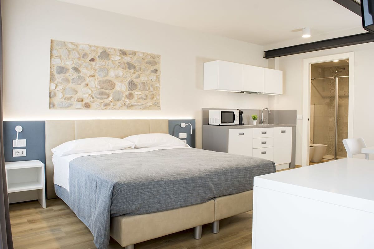 Standard Double Room | In-room safe, desk, soundproofing, WiFi (free)