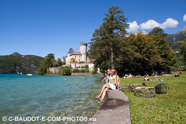 Plage à 50m de la maison.village classe avec le chateau.autres plages a 700m