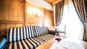 Caja de seguridad en la habitación y decoración personalizada