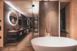 Luksus-suite - balkon | Minibar, pengeskab på værelset, individuelt design