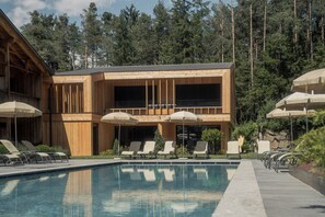 Piscina a l'aire lliure, para-sols i gandules 