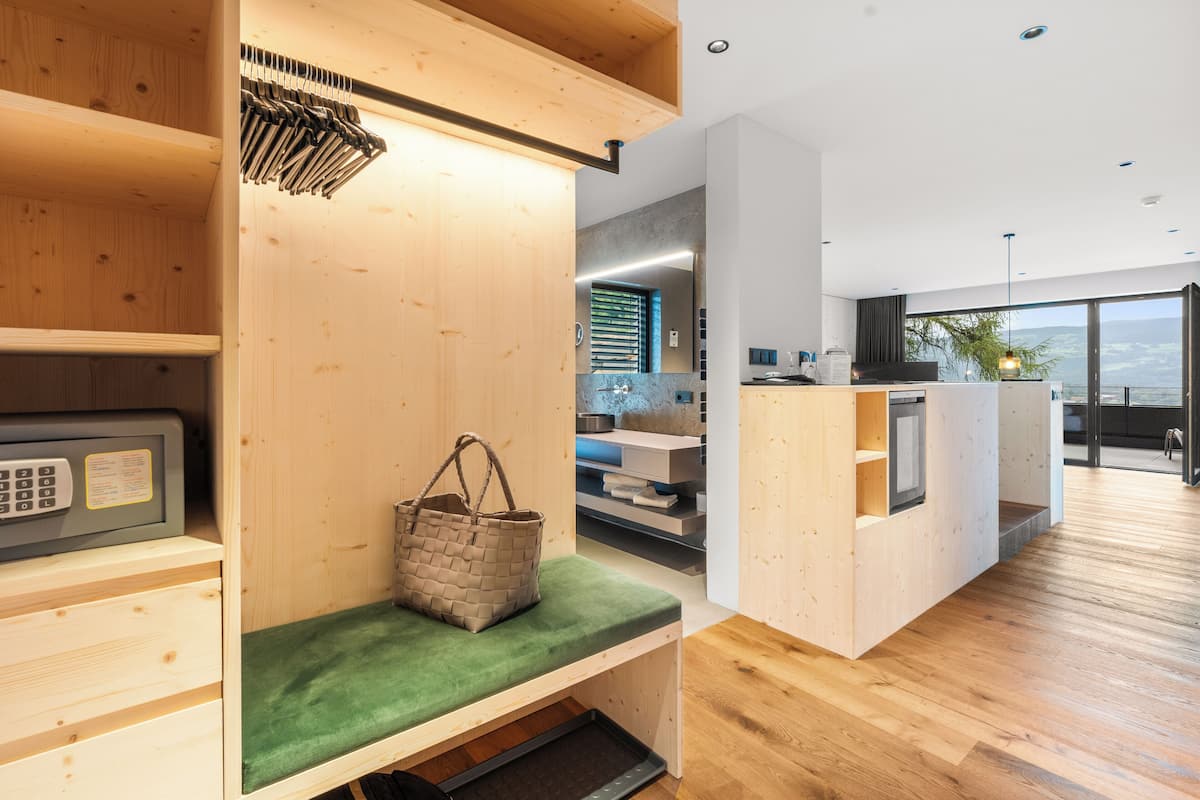 Quarto casal exclusivo, sacada, vista para o vale | Frigobar, cofres nos quartos, individualmente decorados