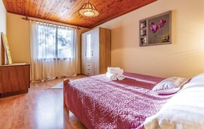 1 bedroom, free WiFi, bed sheets - Beautiful home in Sisan with WiFi (Sisan)