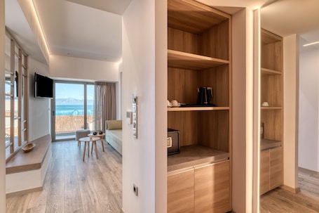 Ropa de cama de alta calidad y caja de seguridad en la habitación . Las Hotel & Spa