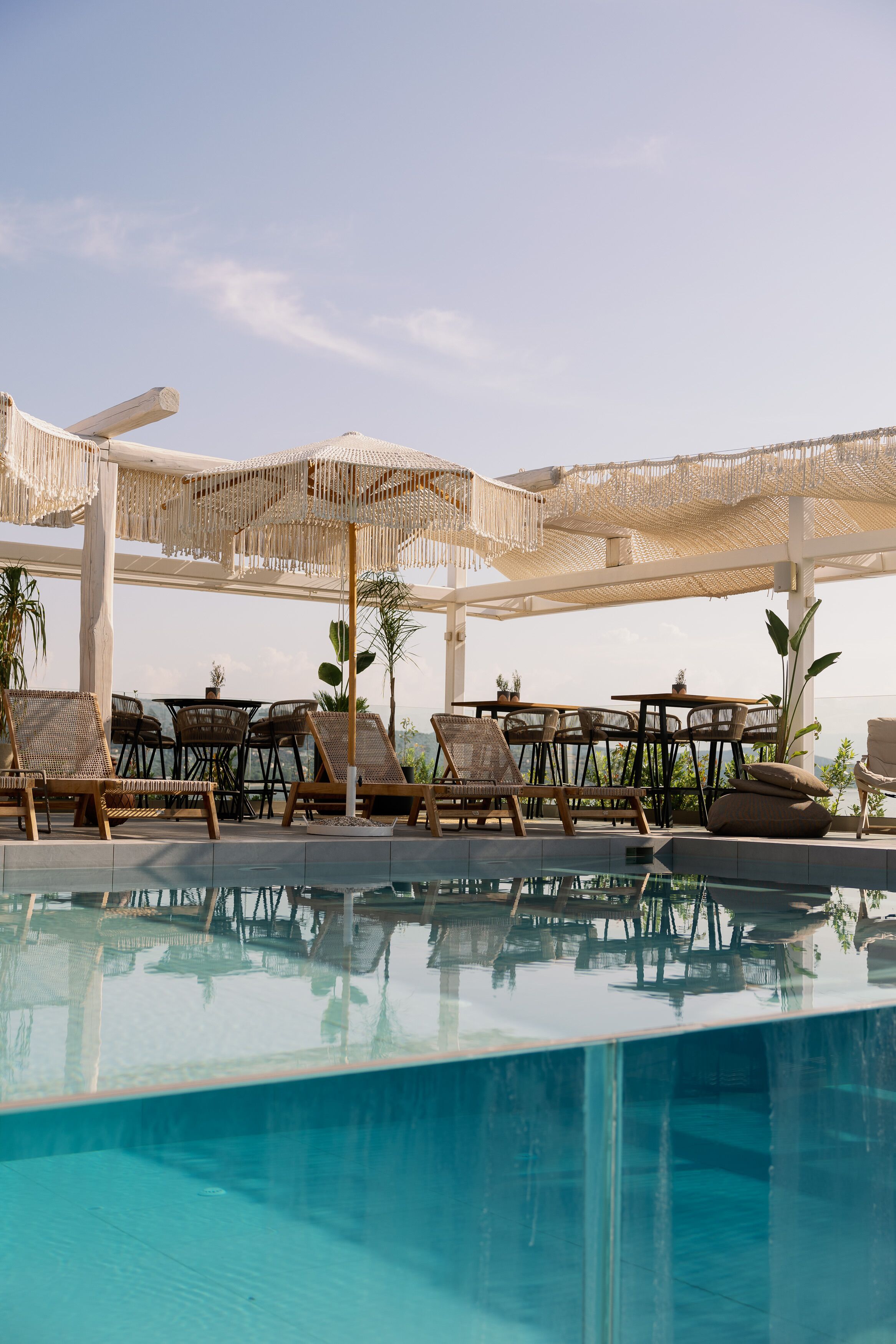 Piscine extérieure, parasols de plage, chaises longues