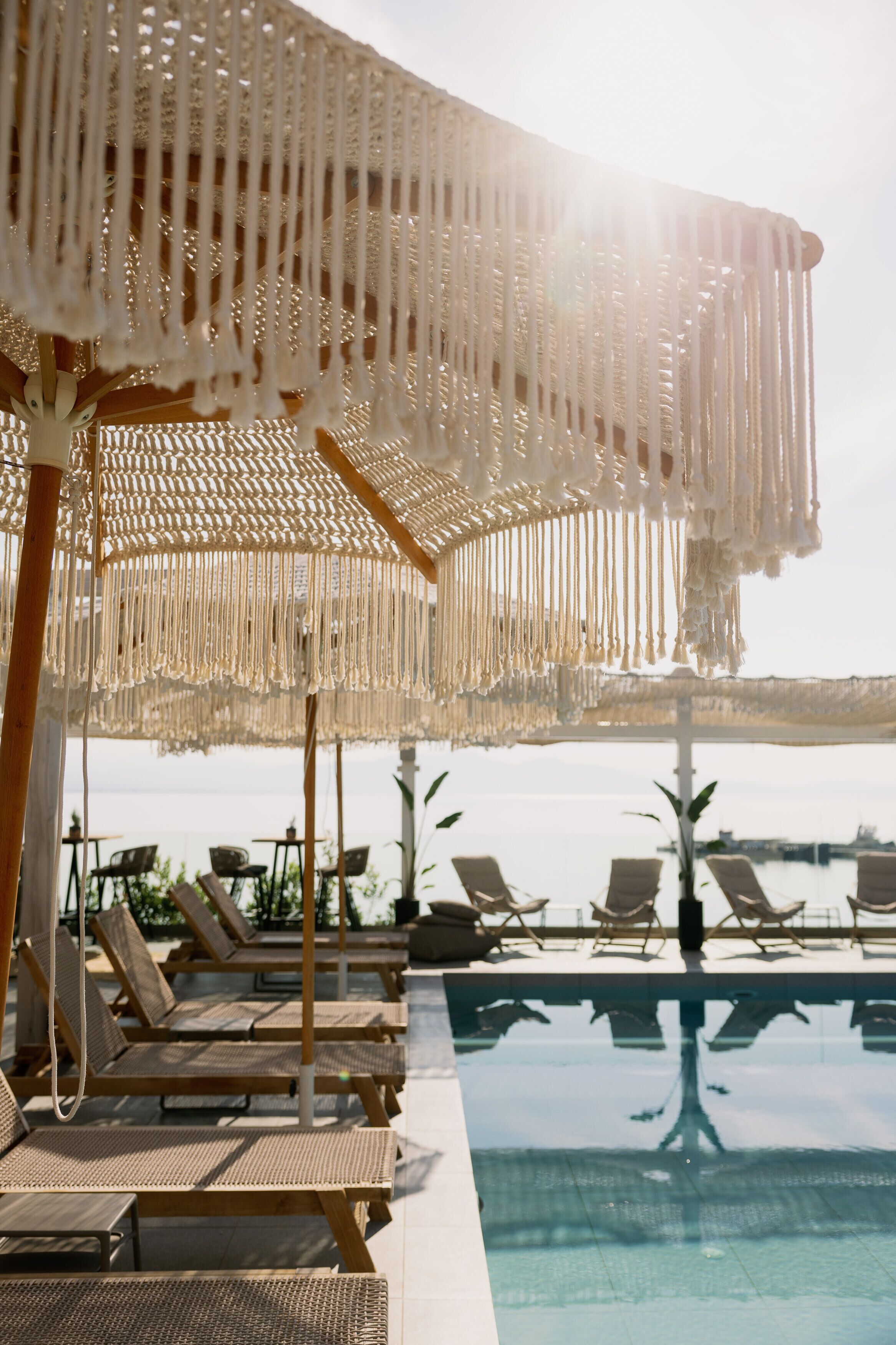 Alberca al aire libre, sombrillas en la alberca y camastros 