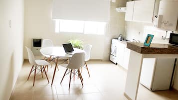 Departamento urbano, 1 habitación | Cocina privada | Refrigerador, microondas y utensilios de cocina