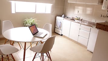 Departamento urbano, 1 habitación | Sala de estar | Televisión de plasma y Netflix