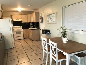 Fridge, microwave, oven, stovetop - South Padre Cottage within walking distance to everything Fun! (South Padre Island)