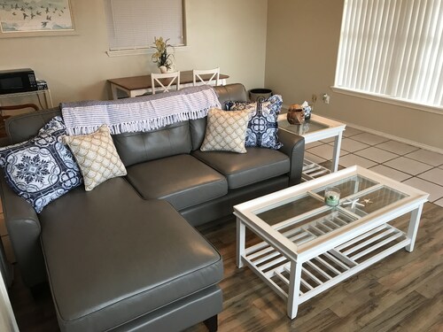 South Padre Cottage within walking distance to everything Fun!