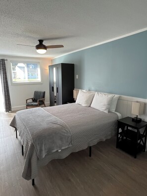 1 bedroom, premium bedding, blackout drapes, iron/ironing board - Lake Wentworth Inn (Wolfeboro)