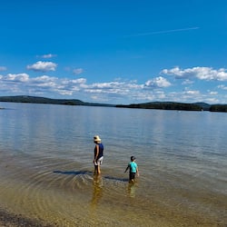 Una spiaggia nelle vicinanze