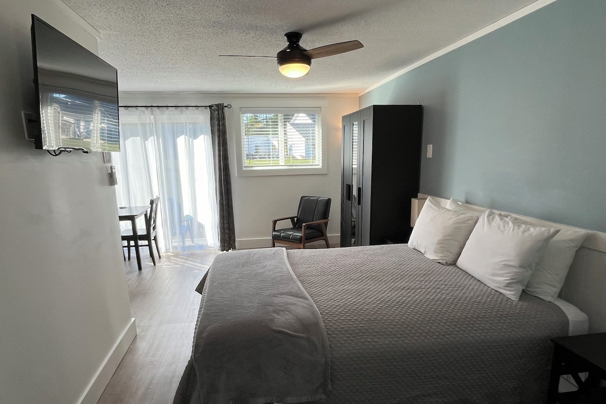 Deluxe Room, 1 King Bed | 1 bedroom, premium bedding, blackout drapes