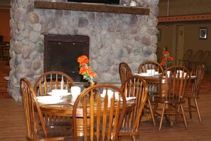 Free daily continental breakfast  - Northwoods Lodge (Crivitz)