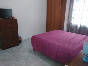 Decoración personalizada, cunas gratuitas, wifi gratis y ropa de cama 