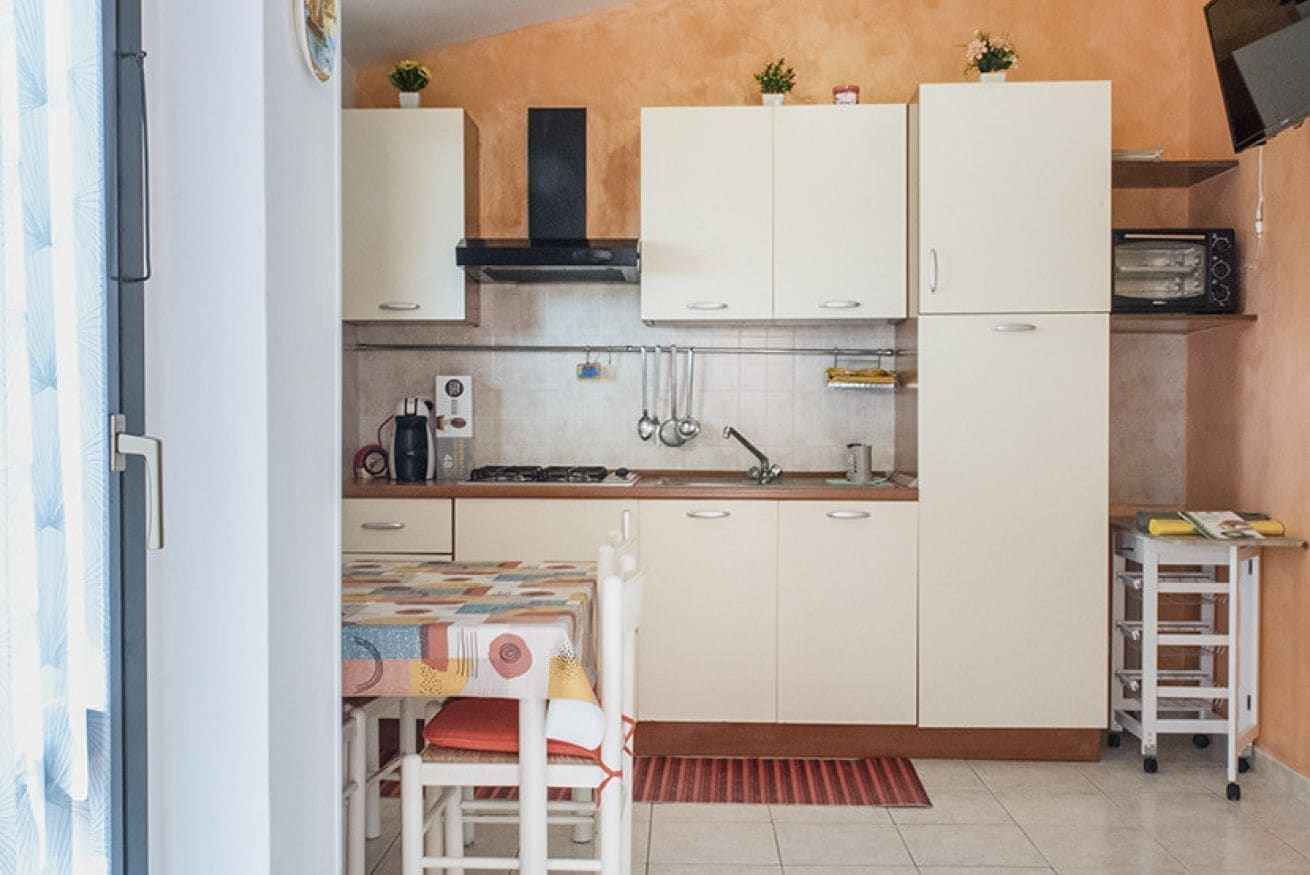 Frigorifero, tavolo da pranzo