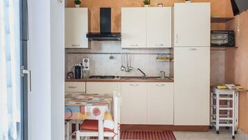 Frigorifero, tavolo da pranzo