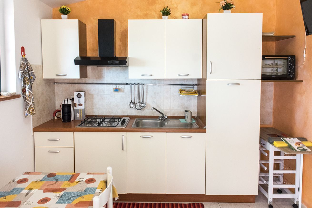 Réfrigérateur, tables à manger