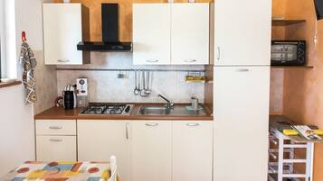 Réfrigérateur, tables à manger