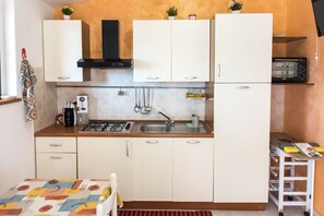 Een koelkast, een eettafel